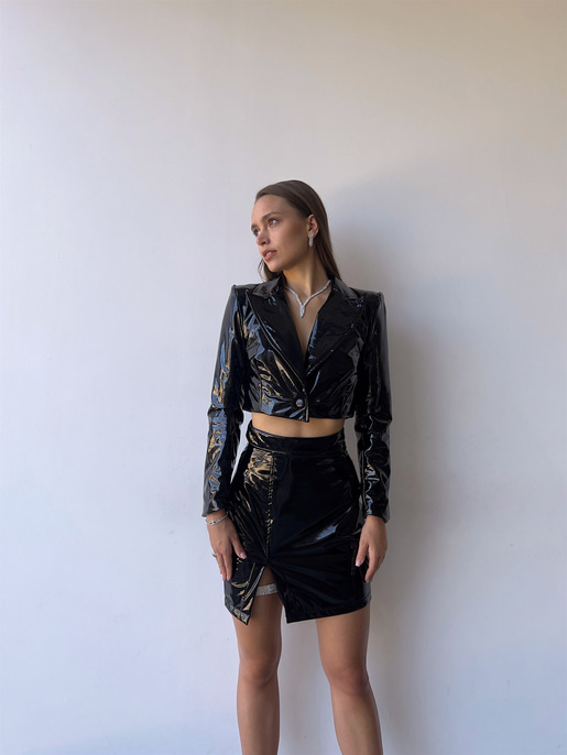 Önü Düğme Kapamalı Crop Ceket Ve Yırtmacı Taş Aksesuarlı Mini Etek Travis Kadın Siyah Parlak Vegan Deri Takım 23K000177