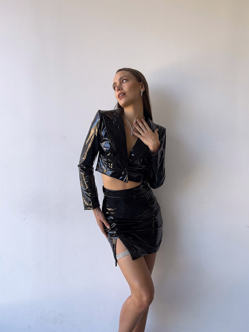 Önü Düğme Kapamalı Crop Ceket Ve Yırtmacı Taş Aksesuarlı Mini Etek Travis Kadın Siyah Parlak Vegan Deri Takım 23K000177
