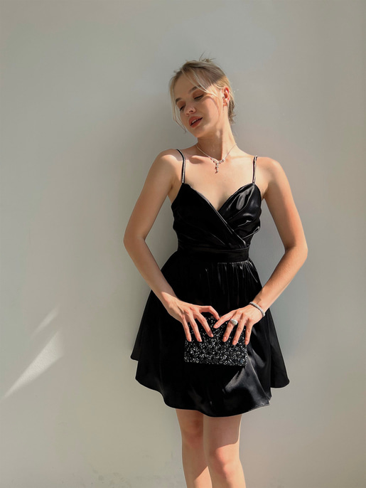 Saten Kuvaze Yaka Plileli Vesper Kadın Siyah Mini Elbise 22Y000322