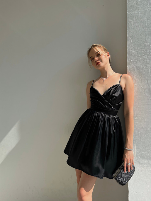 Saten Kuvaze Yaka Plileli Vesper Kadın Siyah Mini Elbise 22Y000322