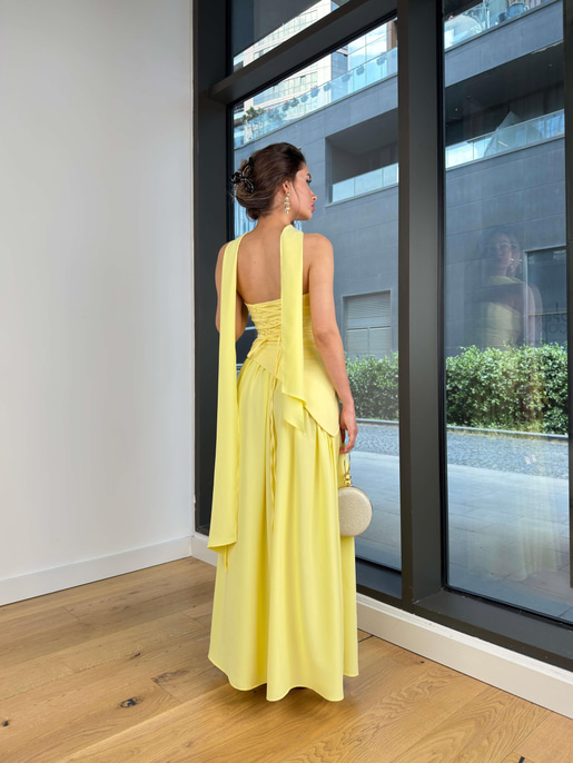 Straplez Eteği Pileli Kuşak Detaylı Leyinda Sarı Kadın Yırtmaçlı Elbise 25Y436