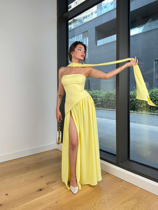 Straplez Eteği Pileli Kuşak Detaylı Leyinda Sarı Kadın Yırtmaçlı Elbise 25Y436