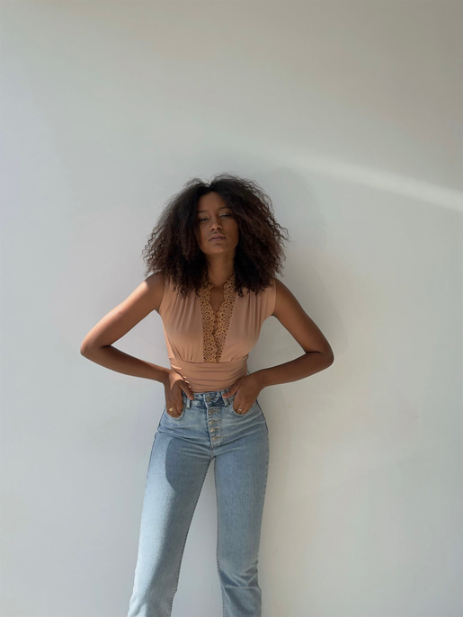 Vatkalı Derin V Dantel Yaka Elanor Kadın Camel Bodysuit 22Y000067