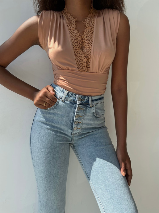 Vatkalı Derin V Dantel Yaka Elanor Kadın Camel Bodysuit 22Y000067