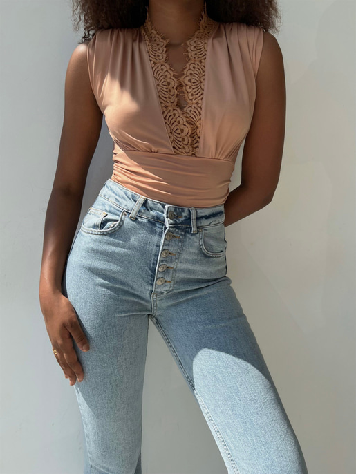 Vatkalı Derin V Dantel Yaka Elanor Kadın Camel Bodysuit 22Y000067