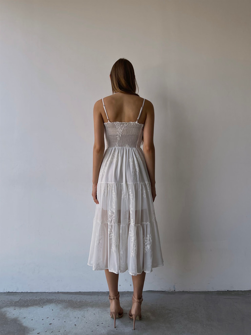  Çiçek Desenli Belden Oturtmalı Ayarlanabilir Askı Sırt Gipeli Tül Gilen Kadın Beyaz Midi Elbise 23K000026