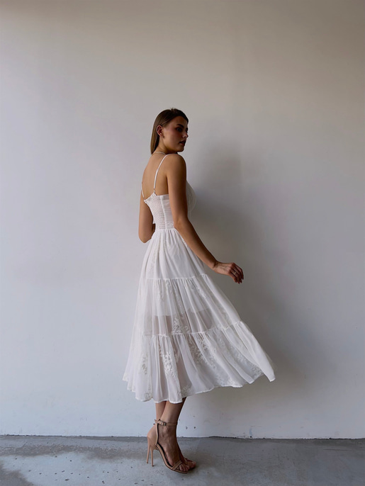  Çiçek Desenli Belden Oturtmalı Ayarlanabilir Askı Sırt Gipeli Tül Gilen Kadın Beyaz Midi Elbise 23K000026