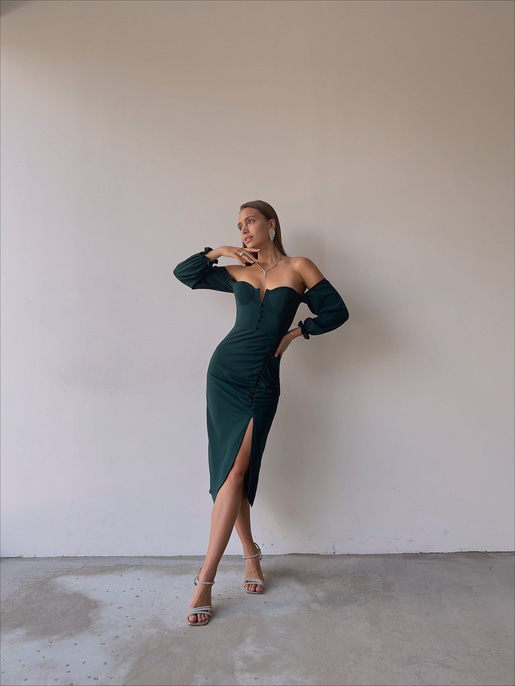 	Göğüs Dekolteli Önü Düğme Detaylı Etek Kısmı Yırtmaçlı Varro Kadın Zümrüt Midi Boy Elbise 23K000109