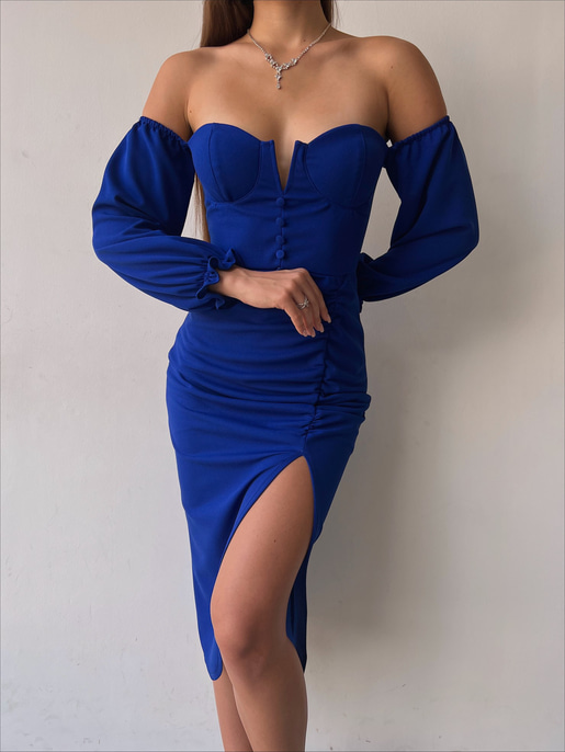 	Göğüs Dekolteli Önü Düğme Detaylı Etek Kısmı Yırtmaçlı Varro Kadın Saks Midi Boy Elbise 23K000109