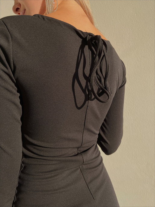 Asimetrik Dekolteli Uzun Kol Eteği Ayarlanabilir Liveo Kadın Siyah Midi Boy Elbise 23K000104