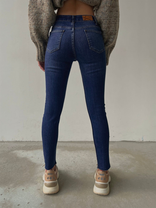 Asimetrik Dikiş Detaylı Orta Bel Yanları Cepli Kadın Jacopo Mavi Jeans 23K000047