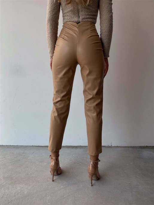 Beli Pensli Havuç Paça Suni Deri Kadın Camel Pantolon 22K000204