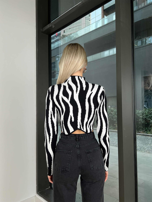 Boğazlı Asimetrik Kesim Wlod Kadın Zebra Desenli Crop Kazak 24k000084