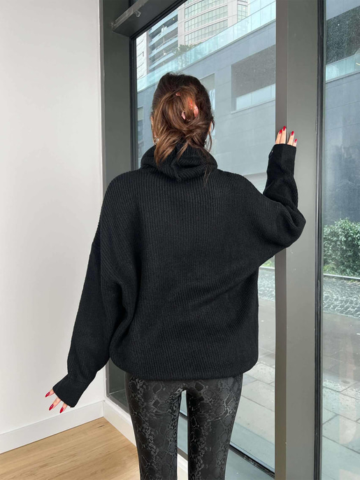 Boğazlı Oversize Allan Kadın Siyah Kazak 24k428