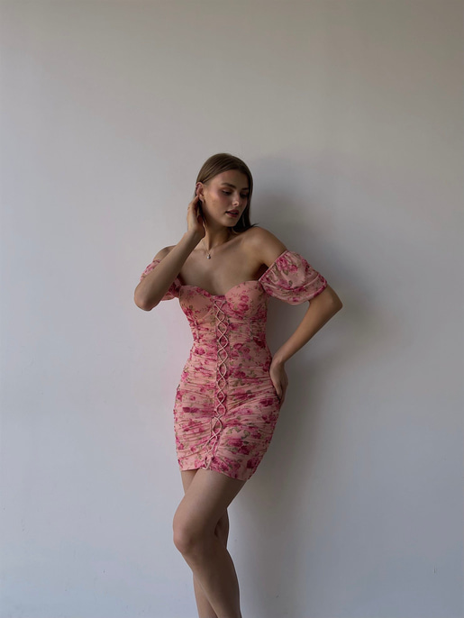 Çiçekli Kayık Yaka Önden Çapraz Şerit Detay Drapeli Italus Kadın Pudra Elbise 22Y000401