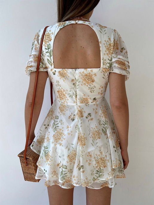 Çiçekli Sırtı Pencere Detay Volanlı Vernon Kadın Beyaz Şort Elbise 22Y000279