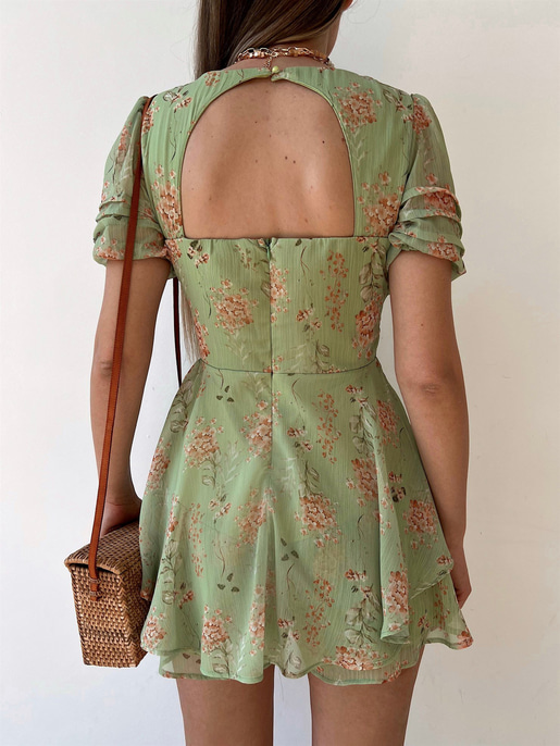 Çiçekli Sırtı Pencere Detay Volanlı Vernon Kadın Yeşil Şort Elbise 22Y000279
