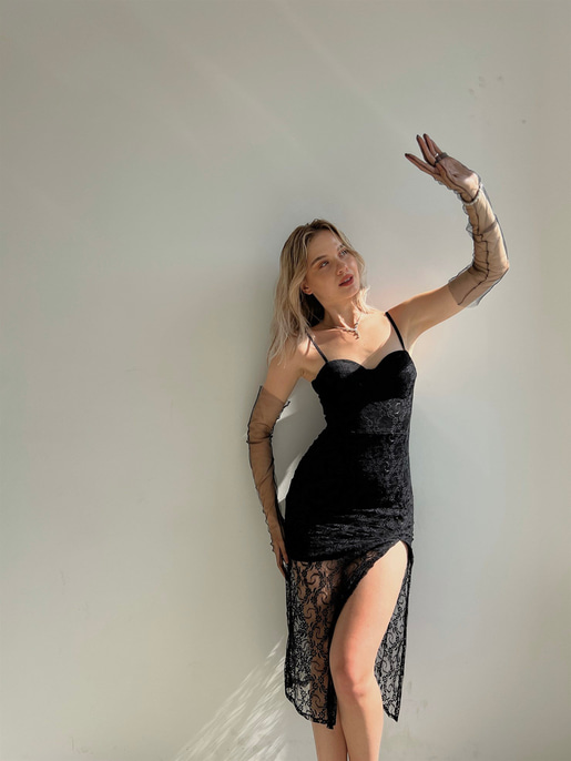 Dantel Göğüs Kuplu İnce Askılı Tavian Kadın Siyah Yırtmaçlı Elbise 22Y000332