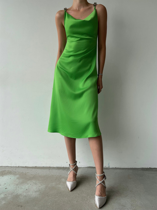 Degaje Yaka Saten Sırt Dekolteli  Zincir Askılı Larina Kadın Yeşil Midi Elbise 22Y000364