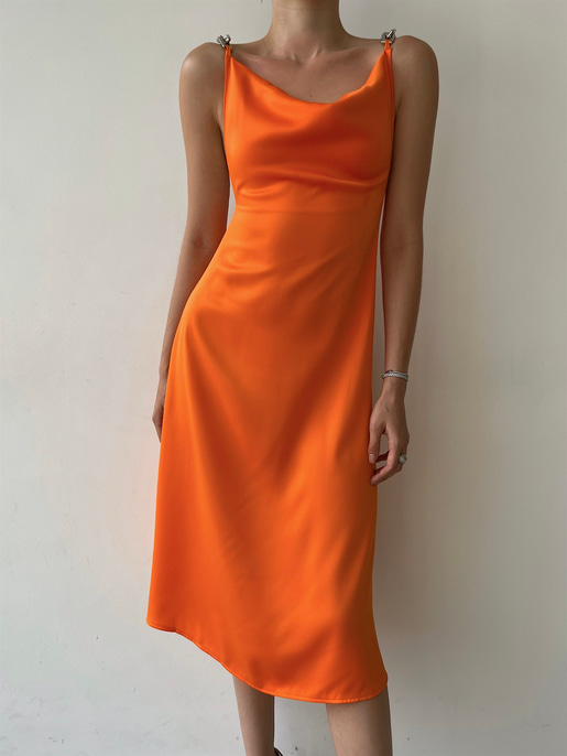 Degaje Yaka Saten Sırt Dekolteli  Zincir Askılı Larina Kadın Turuncu Midi Elbise 22Y000364