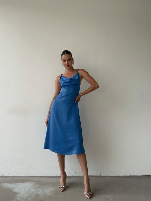 Degaje Yaka Saten Sırt Dekolteli  Zincir Askılı Larina Kadın Mavi Midi Elbise 22Y000364