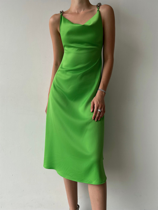 Degaje Yaka Saten Sırt Dekolteli  Zincir Askılı Larina Kadın Yeşil Midi Elbise 22Y000364