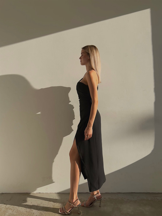 Drape Detaylı Tek Omuz Etek Kısmı Kruvaze Yırtmaçlı Lowry Kadın Siyah Midi Boy Elbise 23K000091