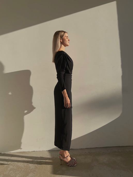 Drape Detaylı Tek Omuz Etek Kısmı Kruvaze Yırtmaçlı Lowry Kadın Siyah Midi Boy Elbise 23K000091