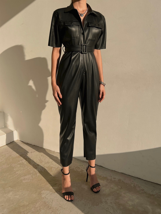 Gömlek Yaka Çift Cep Kemerli Kısa Kol Janus Kadın Siyah Deri Tulum 23K000096