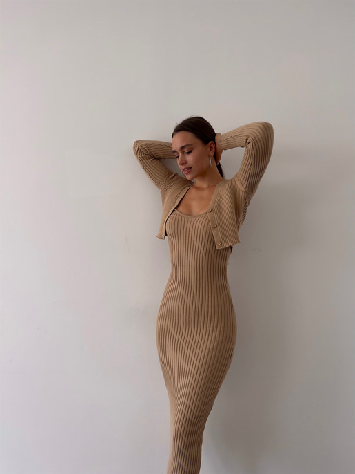 Hırkası Düğme Kapamalı Kalp Yaka Askılı Triko Milena Kadın Camel Midi Boy Takım Elbise 23K000157