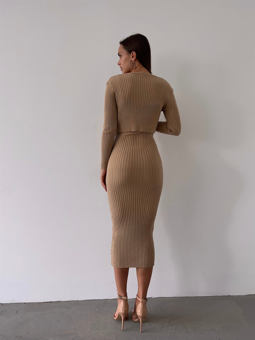 Hırkası Düğme Kapamalı Kalp Yaka Askılı Triko Milena Kadın Camel Midi Boy Takım Elbise 23K000157
