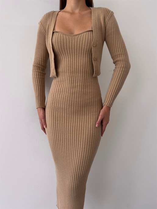 Hırkası Düğme Kapamalı Kalp Yaka Askılı Triko Milena Kadın Camel Midi Boy Takım Elbise 23K000157