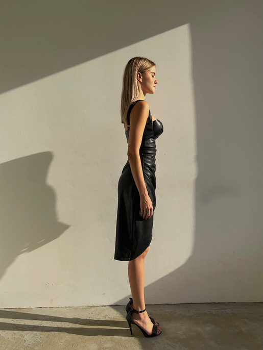 Kalp Yaka Drapeli Kalın Askılı Eteği Kruvaze Jamarcus Kadın Siyah Vegan Deri Elbise 23K000095