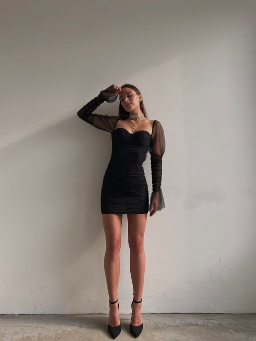 Kalp Yaka Omuz Lastikli Uzun Kol Drape Detaylı Valter Kadın Siyah Mini Tül Elbise 23K000043