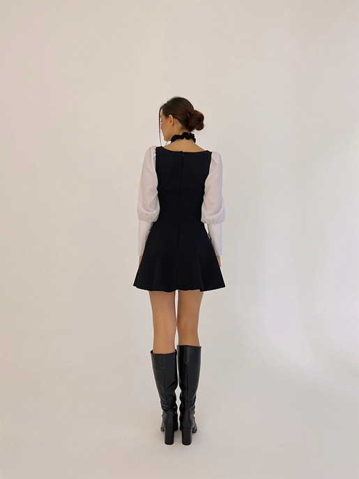 Kare Yaka Manşet Kol Eteği Volanlı Kremlin Kadın Siyah Elbise 23K000401