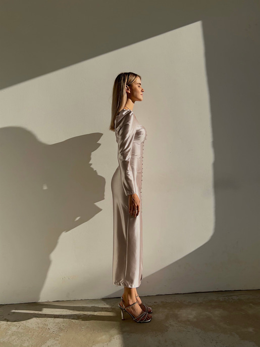 Kare Yaka Önü Düğme Detaylı Uzun Kollu Önden Yırtmaçlı Lupiter Kadın Bej Elbise 23K000094