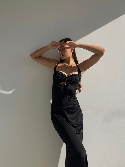 Midi Boy Önü Bağlama Detay Kalp Yaka Derin Yırtmaçlı Zaria Kadın Siyah Elbise 22Y000503