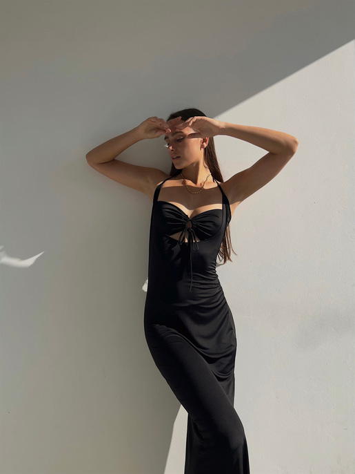 Midi Boy Önü Bağlama Detay Kalp Yaka Derin Yırtmaçlı Zaria Kadın Siyah Elbise 22Y000503