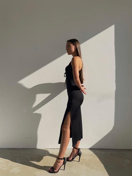 Midi Boy Önü Bağlama Detay Kalp Yaka Derin Yırtmaçlı Zaria Kadın Siyah Elbise 22Y000503