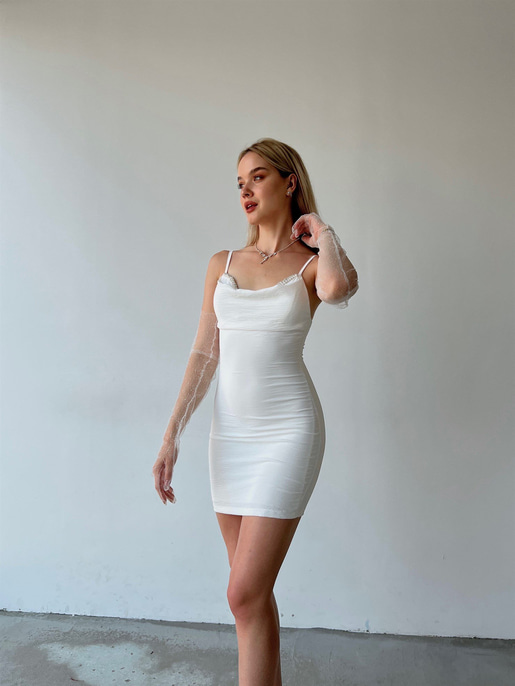 Mini Yakası İnci Detaylı İnce Askı Amiya Kadın Beyaz Elbise 22Y000333