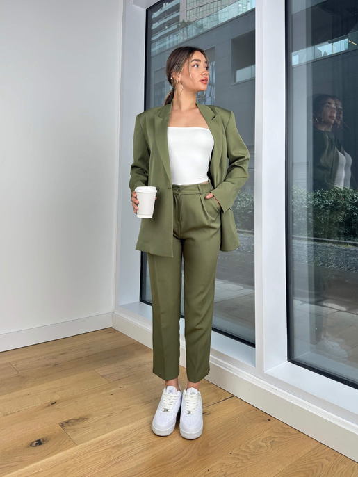 Omuz Vatkalı Düğme Kapamalı Blazer Ceket Yüksek Bel Dar Paça Pantolon Leone Haki Kadın Takım 25K435