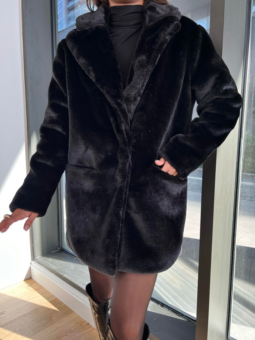 Önü Çıtçıt Kapamalı Yanları Cepli Audrey Kadın Siyah Peluş Mont 22K000252