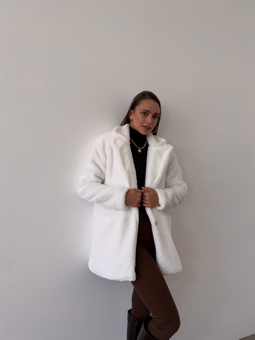 Önü Çıtçıt Kapamalı Yanları Cepli Audrey Kadın Beyaz Peluş Mont 22K0002520