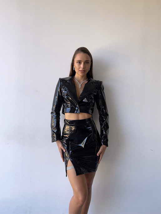 Önü Düğme Kapamalı Crop Ceket Ve Yırtmacı Taş Aksesuarlı Mini Etek Travis Kadın Siyah Parlak Vegan Deri Takım 23K000177
