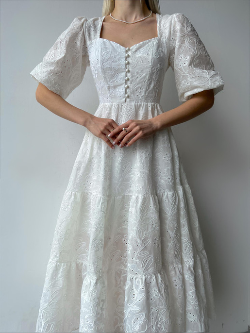 Önü Düğmeli Lastikli Yarım Kol Brode Kadın Beyaz Güpürlü elbise 23Y000208