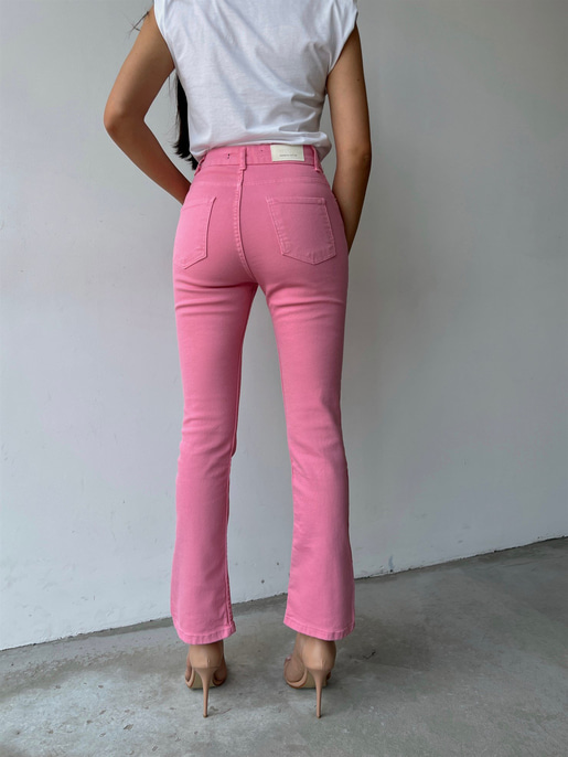 Paçası Önden Yırtmaçlı Dikiş Detaylı Yüksek Bel Benny Kadın Pembe Jean 22Y000249