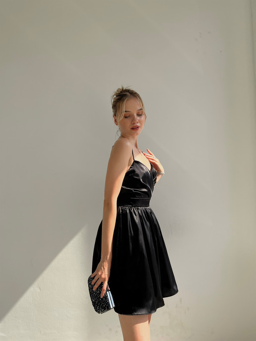 Saten Kuvaze Yaka Plileli Vesper Kadın Siyah Mini Elbise 22Y000322