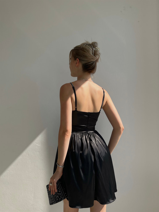 Saten Kuvaze Yaka Plileli Vesper Kadın Siyah Mini Elbise 22Y000322