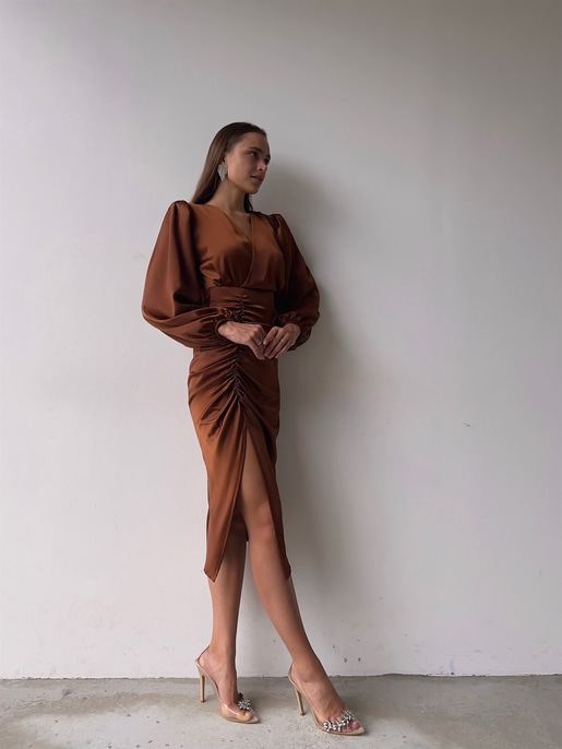 Saten Midi Önden Büzgülü Ve Yırtmaçlı Christina Kadın Kahve Elbise 22K000547