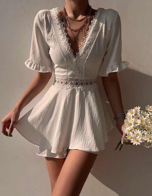 V Yaka Önü Dantel Detay Volanlı Devyn Kadın Beyaz Şort Tulum 22Y000078